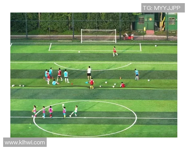 足球明星携子共赴绿茵场亲子时光尽享快乐足球梦